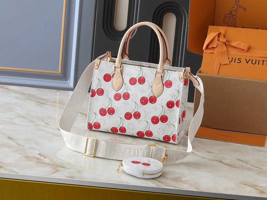 💰260💰Upgraded original version 🔥New style🔥M45659 M46373 M44571 This small OnTheGo handbag is made of Monogram and Monogram Reverse canvas, with the Monogram Giant pattern embellished on it. The Toron handle and the jacquard textured shoulder strap decorated with the brand's logo create a visual contrast, and the detachable coin bag is suitable for storing change or small items. It combines fashionable charm with various functions, making it a good daily companion. 25.0 x 19.0 x 11.5 cm (length x height x width)