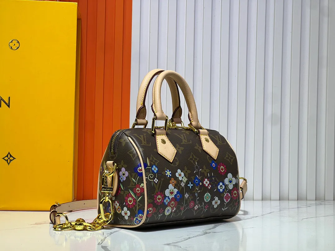 Batch 280💰M45957.M58953 This Speedy Bandoulière 20 handbag is made of Monogram canvas, cow leather trim and fabric lining. It continues the classic design of Louis Vuitton Speedy travel bag in a compact size. It is equipped with rolled leather handles and a detachable and adjustable fabric shoulder strap embellished with brand logo texture. Detailed features 20.5 x 13.5 x 12 cm (length x height x width)