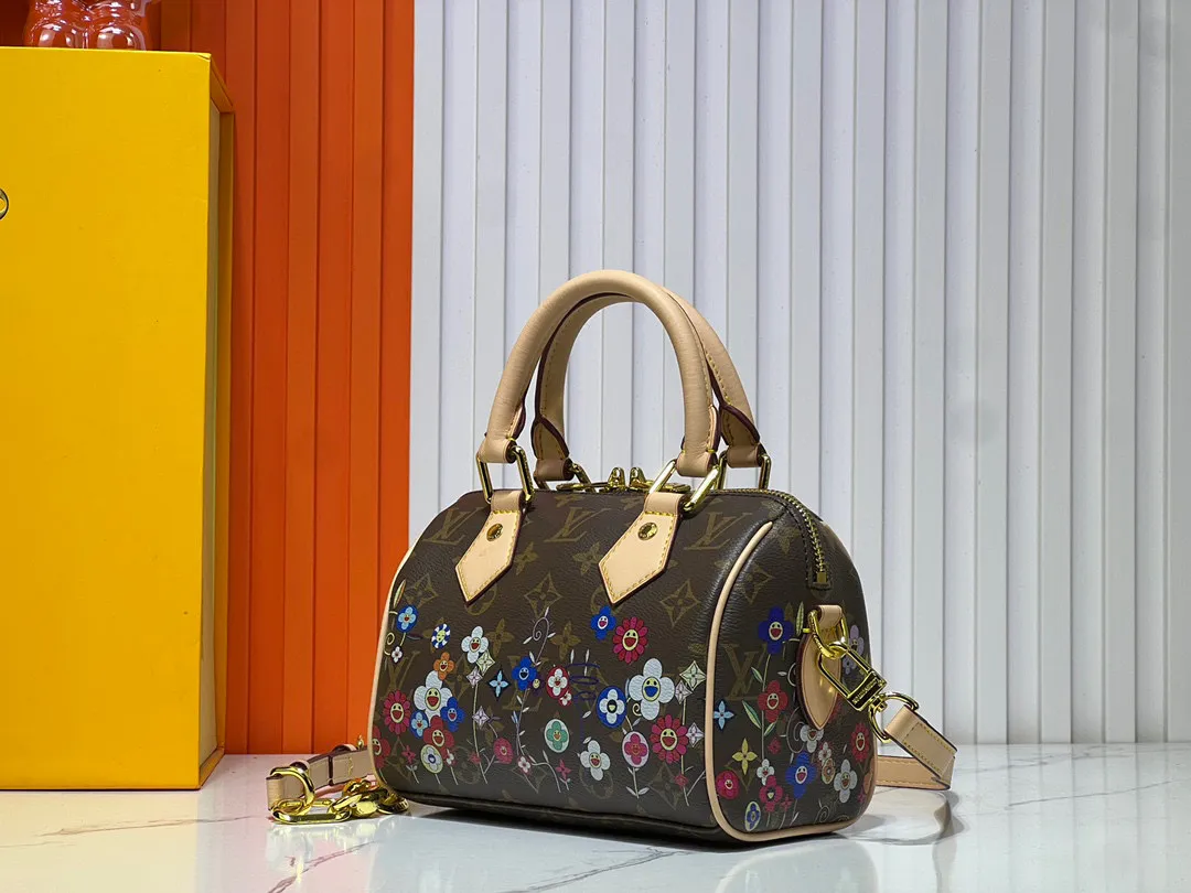 Batch 280💰M45957.M58953 This Speedy Bandoulière 20 handbag is made of Monogram canvas, cow leather trim and fabric lining. It continues the classic design of Louis Vuitton Speedy travel bag in a compact size. It is equipped with rolled leather handles and a detachable and adjustable fabric shoulder strap embellished with brand logo texture. Detailed features 20.5 x 13.5 x 12 cm (length x height x width)