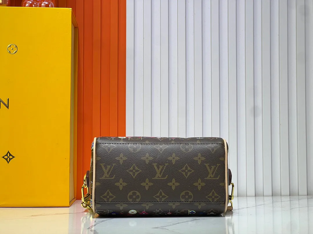 Batch 280💰M45957.M58953 This Speedy Bandoulière 20 handbag is made of Monogram canvas, cow leather trim and fabric lining. It continues the classic design of Louis Vuitton Speedy travel bag in a compact size. It is equipped with rolled leather handles and a detachable and adjustable fabric shoulder strap embellished with brand logo texture. Detailed features 20.5 x 13.5 x 12 cm (length x height x width)