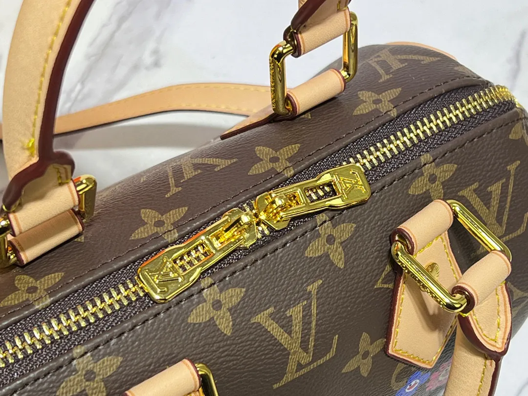 Batch 280💰M45957.M58953 This Speedy Bandoulière 20 handbag is made of Monogram canvas, cow leather trim and fabric lining. It continues the classic design of Louis Vuitton Speedy travel bag in a compact size. It is equipped with rolled leather handles and a detachable and adjustable fabric shoulder strap embellished with brand logo texture. Detailed features 20.5 x 13.5 x 12 cm (length x height x width)