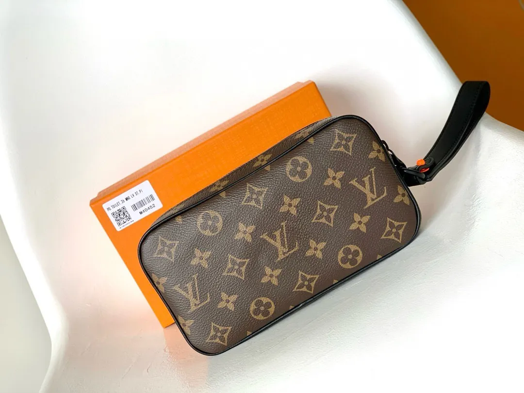💰680 Top original single M68321 Black flower M55703 Embossed M44458 Presbyopic top original single The 2019 spring and summer show unveiled the Pochette Volga clutch designed by Virgil Abloh. Monogram Eclipse canvas is accentuated by a slender chain attached to the front zip pocket, with a detachable wrist strap that can be worn as a clutch or wallet. 23.0 x 11.5 x 4.0 cm (L x H x W) • Monogram Eclipse coated canvas • Textile lining • Cow leather trim • Metal hardware • Zip front pocket • Internal zip compartment • Handle: Single handle, removable