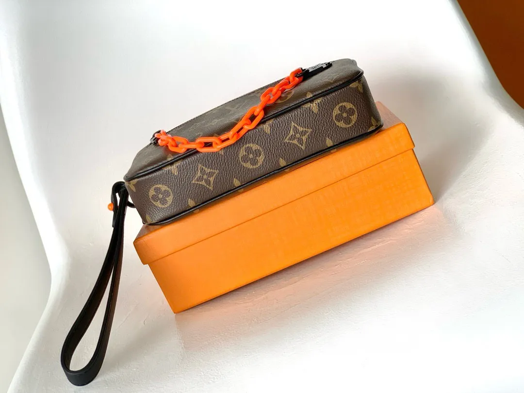 💰680 Top original single M68321 Black flower M55703 Embossed M44458 Presbyopic top original single The 2019 spring and summer show unveiled the Pochette Volga clutch designed by Virgil Abloh. Monogram Eclipse canvas is accentuated by a slender chain attached to the front zip pocket, with a detachable wrist strap that can be worn as a clutch or wallet. 23.0 x 11.5 x 4.0 cm (L x H x W) • Monogram Eclipse coated canvas • Textile lining • Cow leather trim • Metal hardware • Zip front pocket • Internal zip compartment • Handle: Single handle, removable