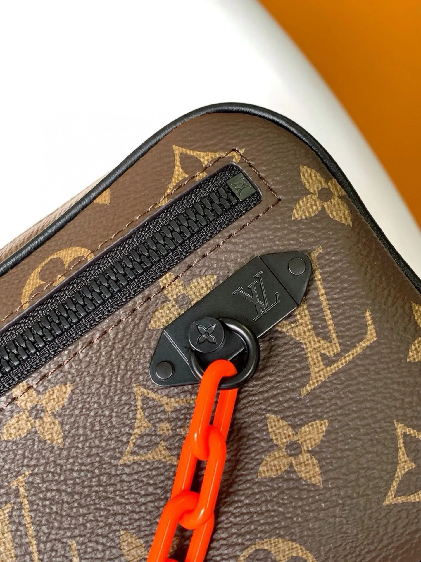 💰680 Top original single M68321 Black flower M55703 Embossed M44458 Presbyopic top original single The 2019 spring and summer show unveiled the Pochette Volga clutch designed by Virgil Abloh. Monogram Eclipse canvas is accentuated by a slender chain attached to the front zip pocket, with a detachable wrist strap that can be worn as a clutch or wallet. 23.0 x 11.5 x 4.0 cm (L x H x W) • Monogram Eclipse coated canvas • Textile lining • Cow leather trim • Metal hardware • Zip front pocket • Internal zip compartment • Handle: Single handle, removable