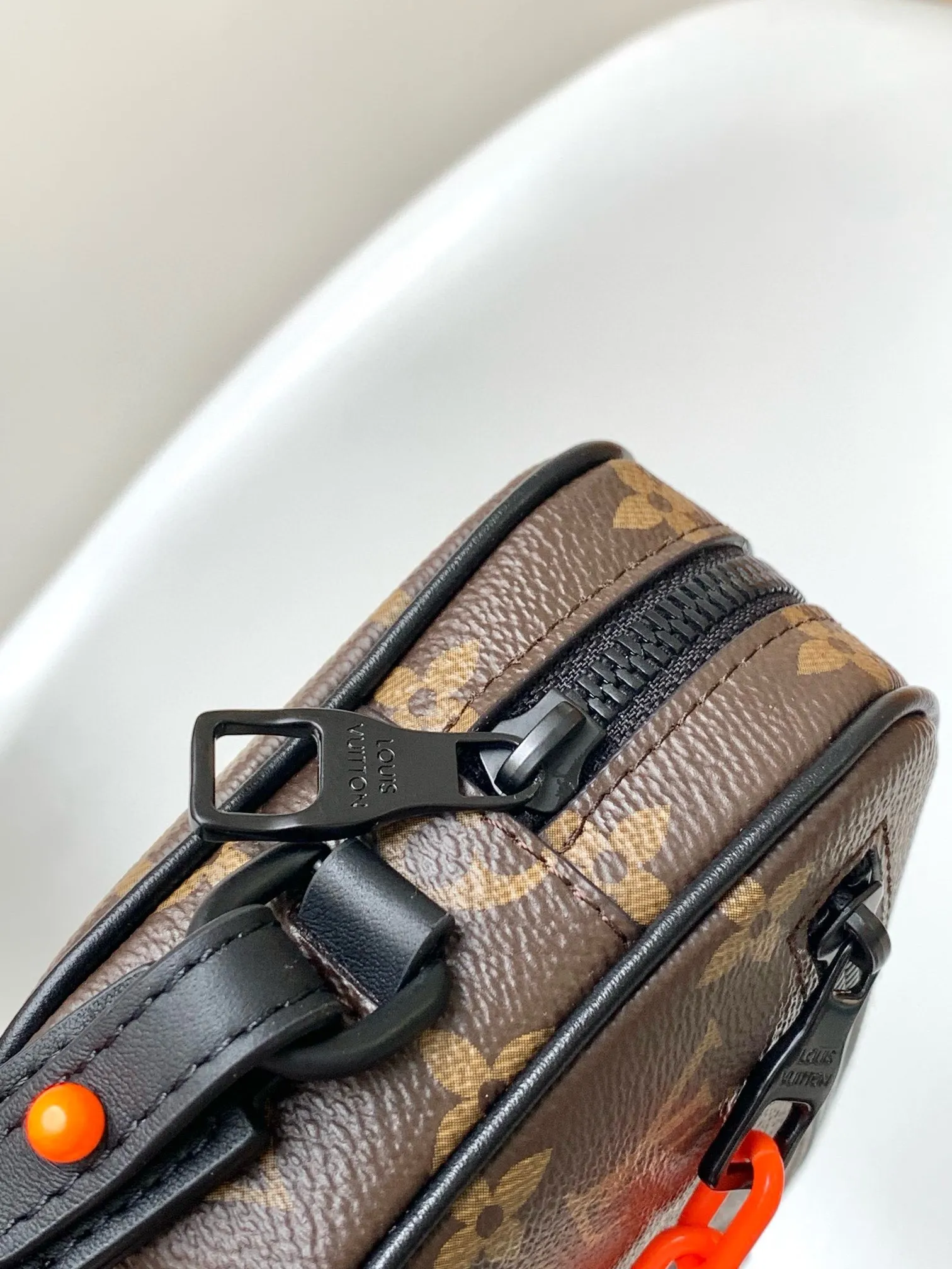 💰680 Top original single M68321 Black flower M55703 Embossed M44458 Presbyopic top original single The 2019 spring and summer show unveiled the Pochette Volga clutch designed by Virgil Abloh. Monogram Eclipse canvas is accentuated by a slender chain attached to the front zip pocket, with a detachable wrist strap that can be worn as a clutch or wallet. 23.0 x 11.5 x 4.0 cm (L x H x W) • Monogram Eclipse coated canvas • Textile lining • Cow leather trim • Metal hardware • Zip front pocket • Internal zip compartment • Handle: Single handle, removable