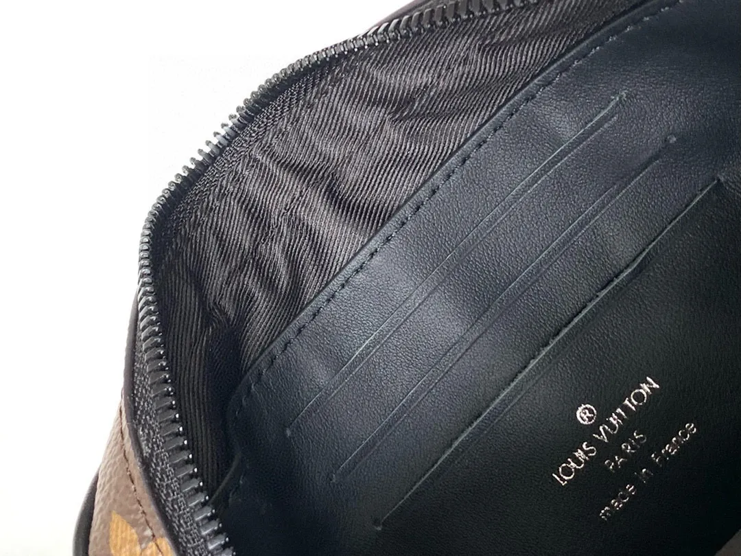 💰680 Top original single M68321 Black flower M55703 Embossed M44458 Presbyopic top original single The 2019 spring and summer show unveiled the Pochette Volga clutch designed by Virgil Abloh. Monogram Eclipse canvas is accentuated by a slender chain attached to the front zip pocket, with a detachable wrist strap that can be worn as a clutch or wallet. 23.0 x 11.5 x 4.0 cm (L x H x W) • Monogram Eclipse coated canvas • Textile lining • Cow leather trim • Metal hardware • Zip front pocket • Internal zip compartment • Handle: Single handle, removable