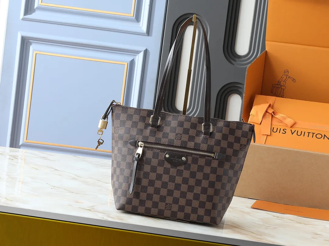 💰Large 140, small 260💰Upgraded original IENA MM handbag 41013 coffee 40040 white grid 42267 presbyopia 42268 The epitome of casual fashion The perfect daily companion for women Perfect functionality and unique elegance Will definitely become your best friend Microfiber lining & tree lamb leather decoration Front zipper layer Shiny gold metal plate decorated cowhide pull tag The quality is as real as the photo Pure copper carved hardware with first-layer cowhide. Size: large 42/27/17, small 35/23/13