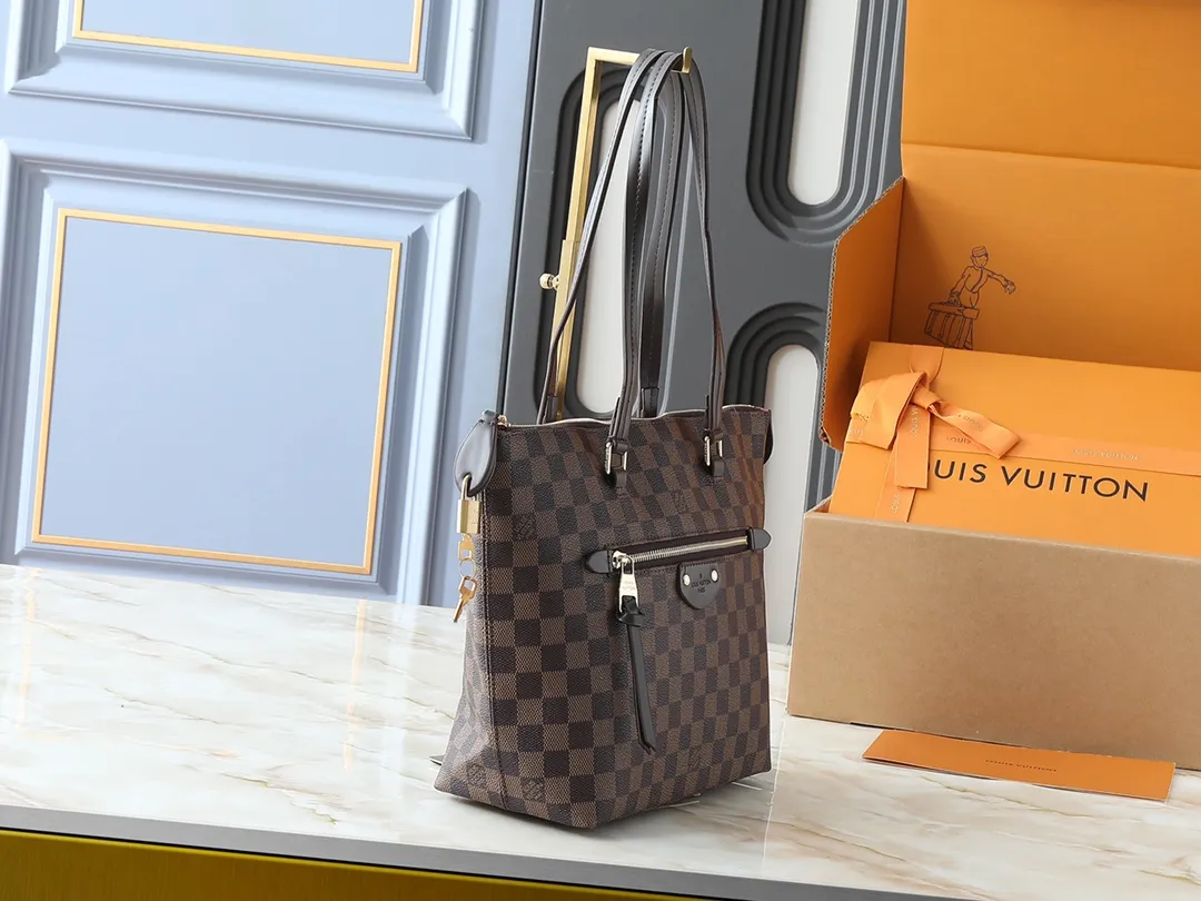💰Large 140, small 260💰Upgraded original IENA MM handbag 41013 coffee 40040 white grid 42267 presbyopia 42268 The epitome of casual fashion The perfect daily companion for women Perfect functionality and unique elegance Will definitely become your best friend Microfiber lining & tree lamb leather decoration Front zipper layer Shiny gold metal plate decorated cowhide pull tag The quality is as real as the photo Pure copper carved hardware with first-layer cowhide. Size: large 42/27/17, small 35/23/13