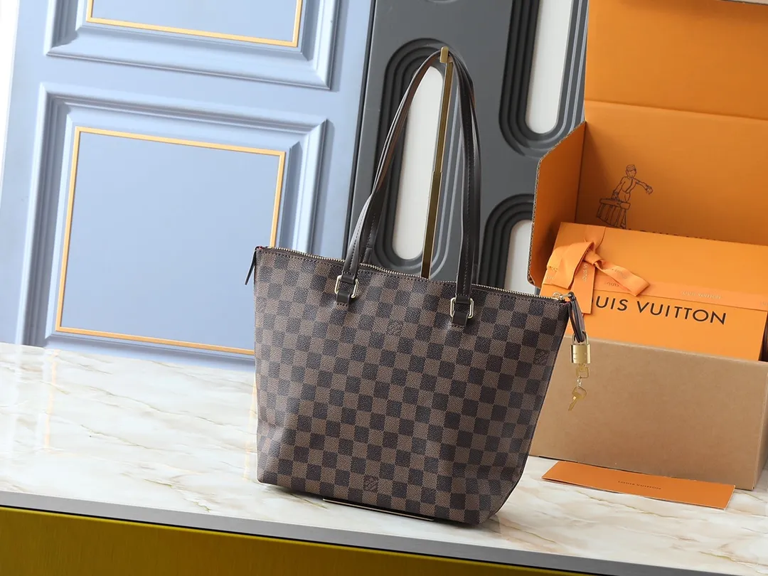 💰Large 140, small 260💰Upgraded original IENA MM handbag 41013 coffee 40040 white grid 42267 presbyopia 42268 The epitome of casual fashion The perfect daily companion for women Perfect functionality and unique elegance Will definitely become your best friend Microfiber lining & tree lamb leather decoration Front zipper layer Shiny gold metal plate decorated cowhide pull tag The quality is as real as the photo Pure copper carved hardware with first-layer cowhide. Size: large 42/27/17, small 35/23/13