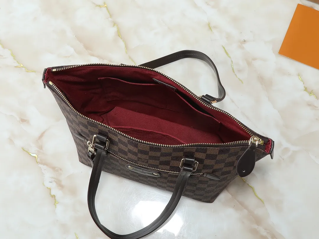 💰Large 140, small 260💰Upgraded original IENA MM handbag 41013 coffee 40040 white grid 42267 presbyopia 42268 The epitome of casual fashion The perfect daily companion for women Perfect functionality and unique elegance Will definitely become your best friend Microfiber lining & tree lamb leather decoration Front zipper layer Shiny gold metal plate decorated cowhide pull tag The quality is as real as the photo Pure copper carved hardware with first-layer cowhide. Size: large 42/27/17, small 35/23/13
