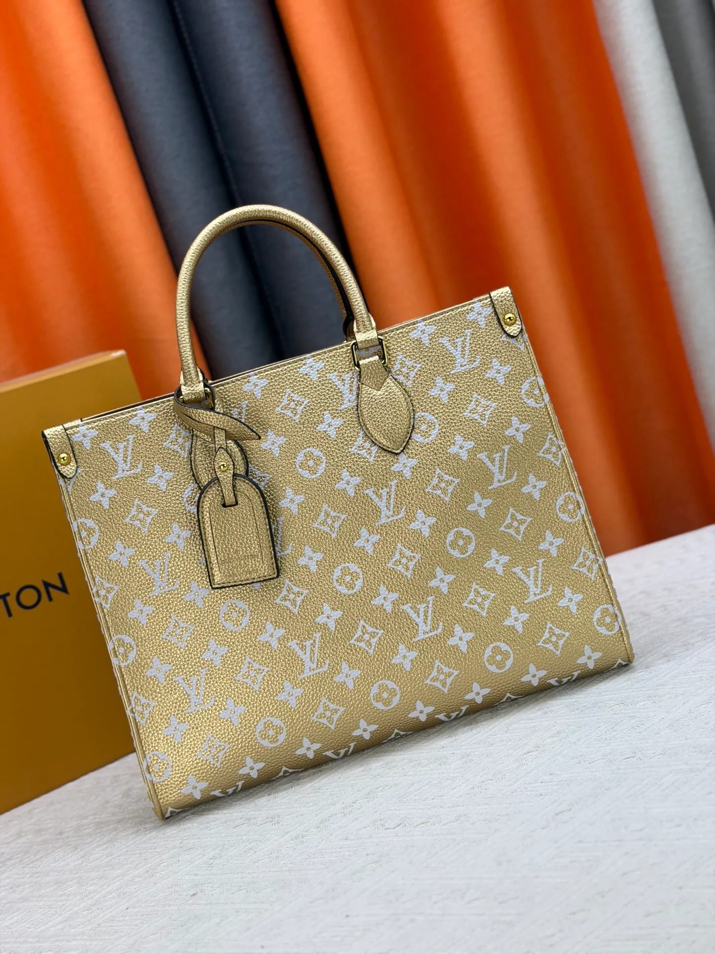 P280 Upgraded original version (latest color) M10303 M45495 M45039 M45321 M44571 This OnTheGo medium Tote bag is printed and dyed with the Medium Monogram pattern and then embossed on the soft grained cow leather. Its ample interior can accommodate a laptop and other office supplies, and the long and short handles are easy to carry or carry on the shoulder. Dimensions: 35.0 x 27.0 x 14.0 cm