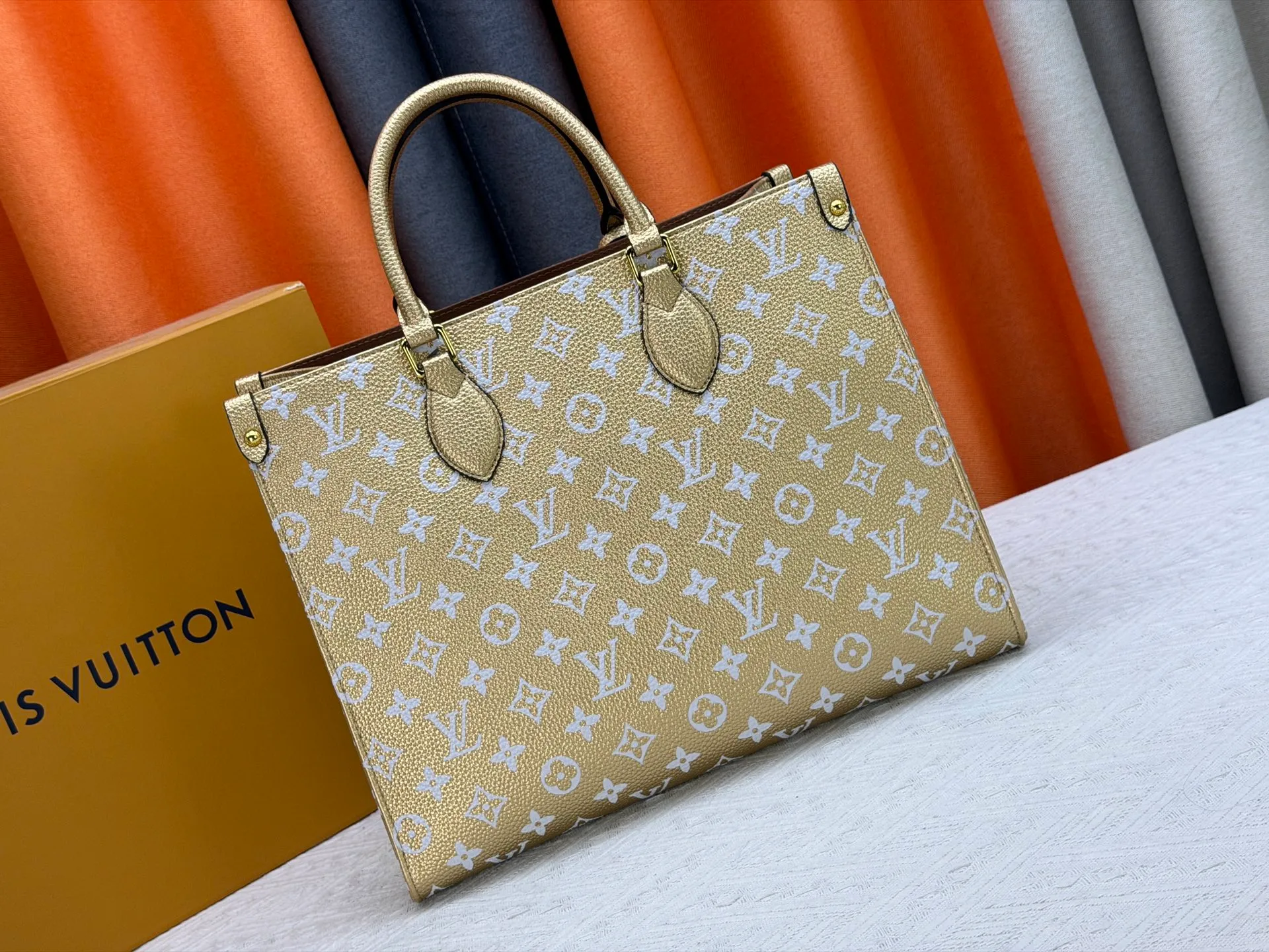 P280 Upgraded original version (latest color) M10303 M45495 M45039 M45321 M44571 This OnTheGo medium Tote bag is printed and dyed with the Medium Monogram pattern and then embossed on the soft grained cow leather. Its ample interior can accommodate a laptop and other office supplies, and the long and short handles are easy to carry or carry on the shoulder. Dimensions: 35.0 x 27.0 x 14.0 cm