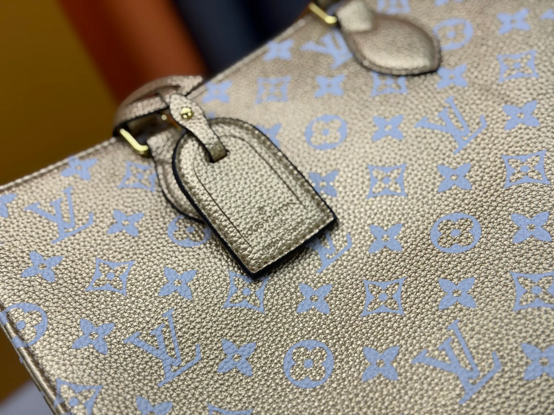 P280 Upgraded original version (latest color) M10303 M45495 M45039 M45321 M44571 This OnTheGo medium Tote bag is printed and dyed with the Medium Monogram pattern and then embossed on the soft grained cow leather. Its ample interior can accommodate a laptop and other office supplies, and the long and short handles are easy to carry or carry on the shoulder. Dimensions: 35.0 x 27.0 x 14.0 cm