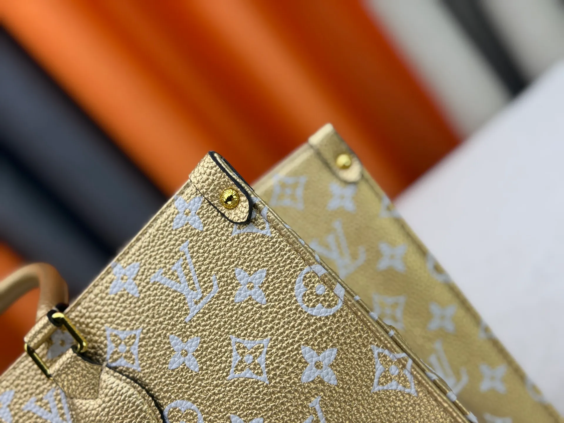 P280 Upgraded original version (latest color) M10303 M45495 M45039 M45321 M44571 This OnTheGo medium Tote bag is printed and dyed with the Medium Monogram pattern and then embossed on the soft grained cow leather. Its ample interior can accommodate a laptop and other office supplies, and the long and short handles are easy to carry or carry on the shoulder. Dimensions: 35.0 x 27.0 x 14.0 cm