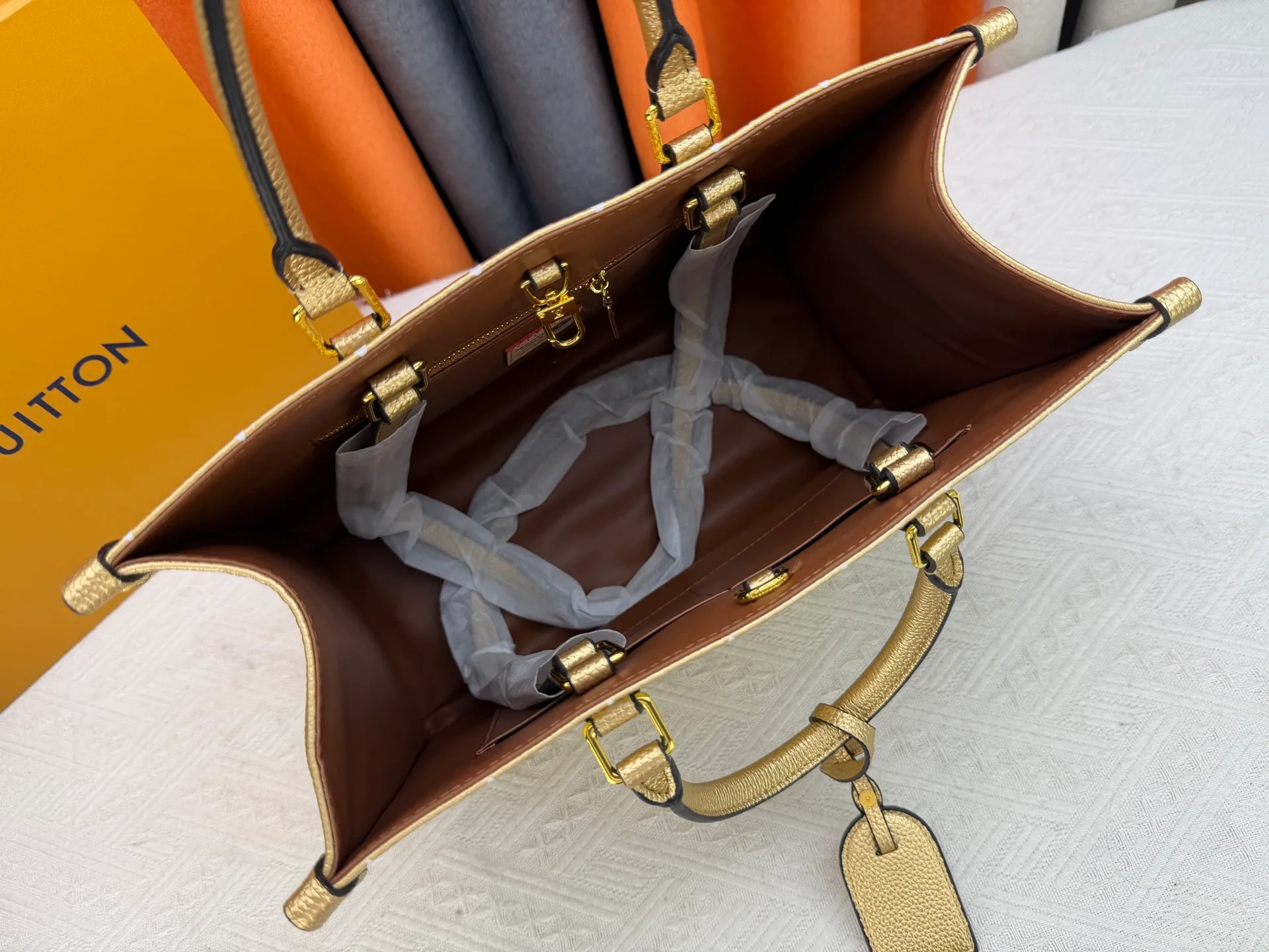 P280 Upgraded original version (latest color) M10303 M45495 M45039 M45321 M44571 This OnTheGo medium Tote bag is printed and dyed with the Medium Monogram pattern and then embossed on the soft grained cow leather. Its ample interior can accommodate a laptop and other office supplies, and the long and short handles are easy to carry or carry on the shoulder. Dimensions: 35.0 x 27.0 x 14.0 cm
