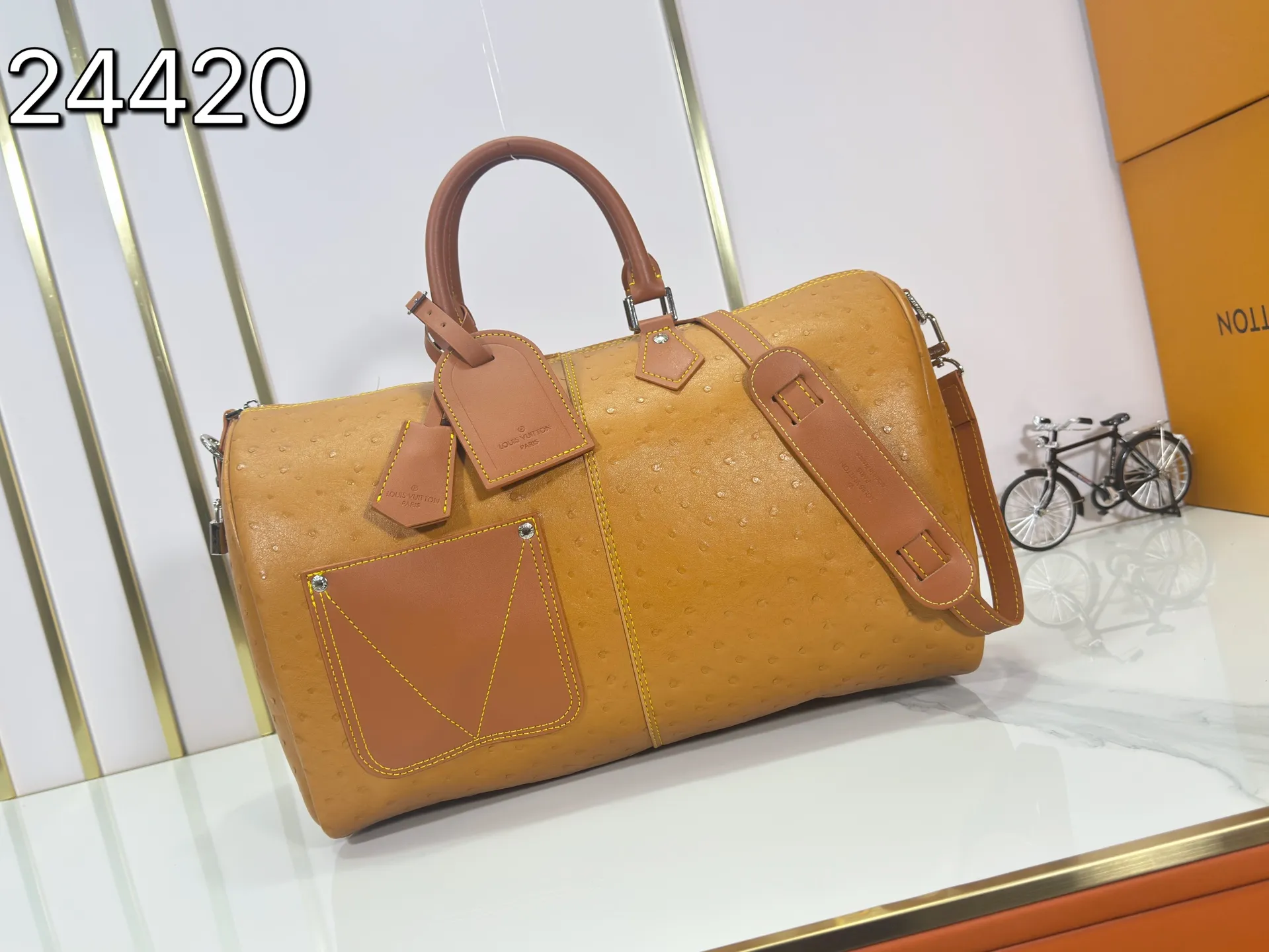 P340 Upgraded original M24420 M24441 M24424 This model has ostrich leather pattern. The Speedy Bandoulière 40 Monogram Leather handbag is made of soft cow leather and uses Monogram pattern to reproduce the elegant look and feel of canvas printing. Dazzling metal hardware, sheepskin lining and nameplate all reflect Creative Director Pharrell Williams' relentless attention to detail. 40x27x20cm (length x height x width)