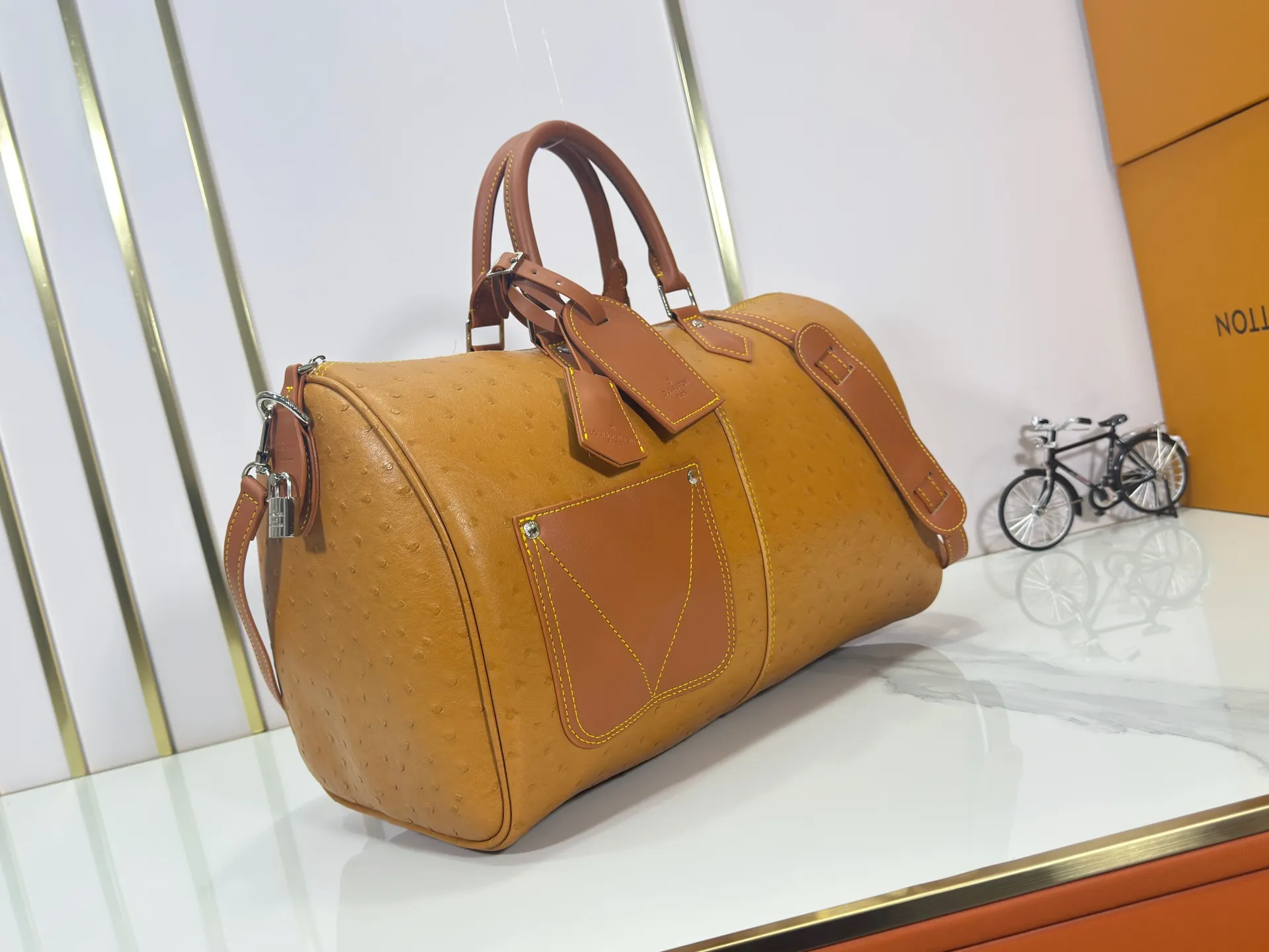 P340 Upgraded original M24420 M24441 M24424 This model has ostrich leather pattern. The Speedy Bandoulière 40 Monogram Leather handbag is made of soft cow leather and uses Monogram pattern to reproduce the elegant look and feel of canvas printing. Dazzling metal hardware, sheepskin lining and nameplate all reflect Creative Director Pharrell Williams' relentless attention to detail. 40x27x20cm (length x height x width)