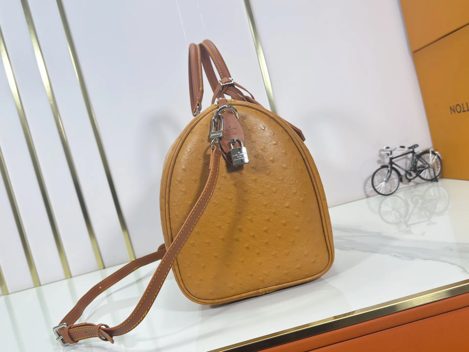 P340 Upgraded original M24420 M24441 M24424 This model has ostrich leather pattern. The Speedy Bandoulière 40 Monogram Leather handbag is made of soft cow leather and uses Monogram pattern to reproduce the elegant look and feel of canvas printing. Dazzling metal hardware, sheepskin lining and nameplate all reflect Creative Director Pharrell Williams' relentless attention to detail. 40x27x20cm (length x height x width)