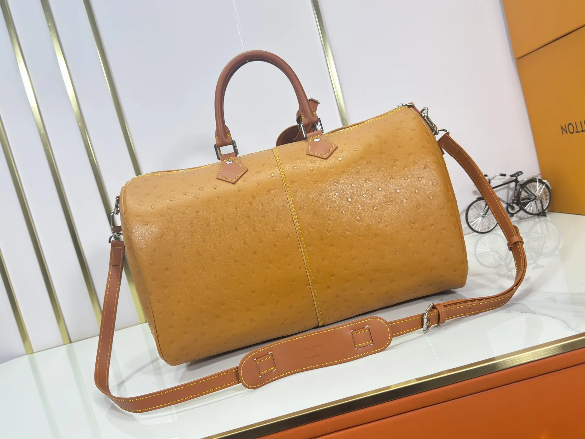 P340 Upgraded original M24420 M24441 M24424 This model has ostrich leather pattern. The Speedy Bandoulière 40 Monogram Leather handbag is made of soft cow leather and uses Monogram pattern to reproduce the elegant look and feel of canvas printing. Dazzling metal hardware, sheepskin lining and nameplate all reflect Creative Director Pharrell Williams' relentless attention to detail. 40x27x20cm (length x height x width)