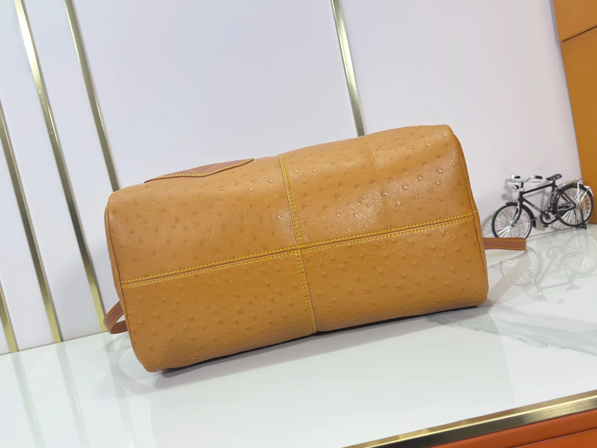 P340 Upgraded original M24420 M24441 M24424 This model has ostrich leather pattern. The Speedy Bandoulière 40 Monogram Leather handbag is made of soft cow leather and uses Monogram pattern to reproduce the elegant look and feel of canvas printing. Dazzling metal hardware, sheepskin lining and nameplate all reflect Creative Director Pharrell Williams' relentless attention to detail. 40x27x20cm (length x height x width)