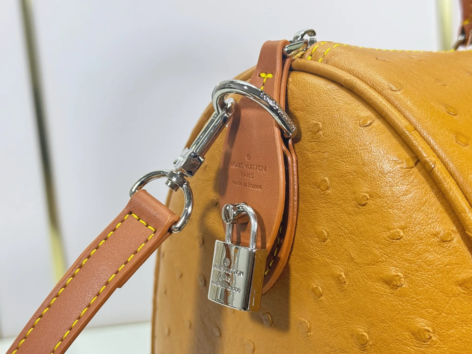 P340 Upgraded original M24420 M24441 M24424 This model has ostrich leather pattern. The Speedy Bandoulière 40 Monogram Leather handbag is made of soft cow leather and uses Monogram pattern to reproduce the elegant look and feel of canvas printing. Dazzling metal hardware, sheepskin lining and nameplate all reflect Creative Director Pharrell Williams' relentless attention to detail. 40x27x20cm (length x height x width)