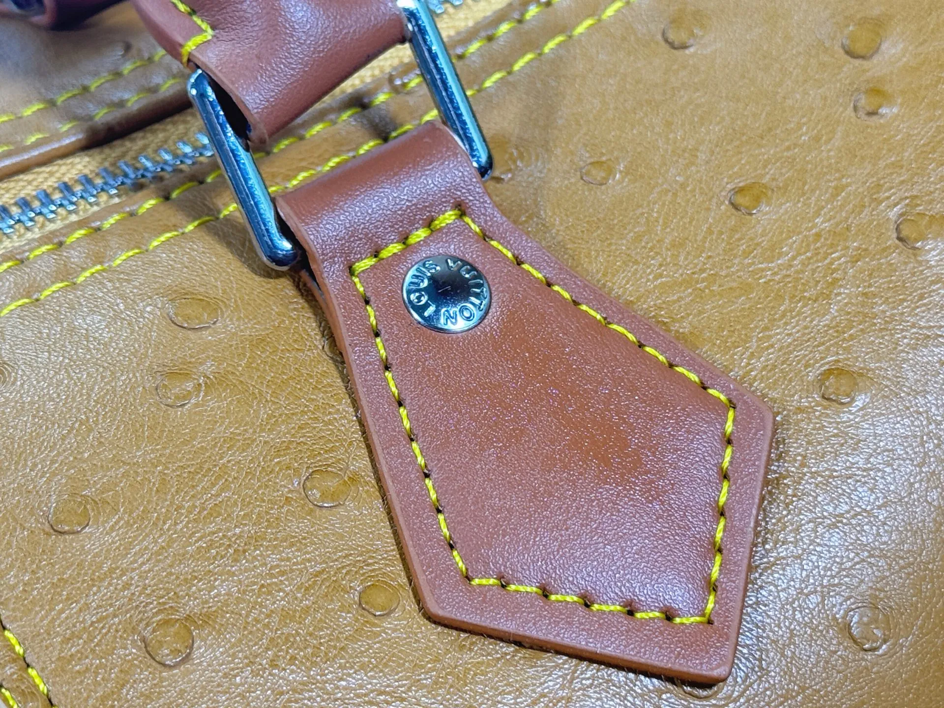 P340 Upgraded original M24420 M24441 M24424 This model has ostrich leather pattern. The Speedy Bandoulière 40 Monogram Leather handbag is made of soft cow leather and uses Monogram pattern to reproduce the elegant look and feel of canvas printing. Dazzling metal hardware, sheepskin lining and nameplate all reflect Creative Director Pharrell Williams' relentless attention to detail. 40x27x20cm (length x height x width)