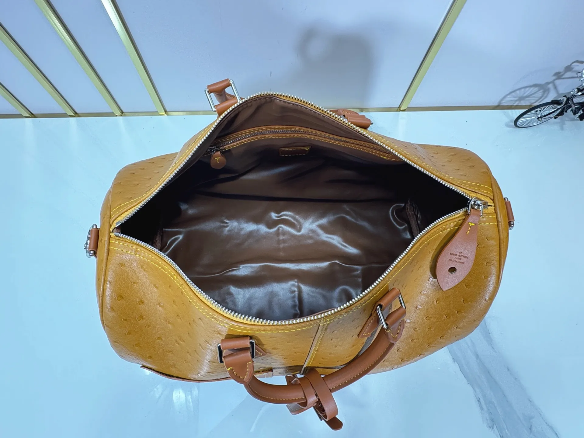 P340 Upgraded original M24420 M24441 M24424 This model has ostrich leather pattern. The Speedy Bandoulière 40 Monogram Leather handbag is made of soft cow leather and uses Monogram pattern to reproduce the elegant look and feel of canvas printing. Dazzling metal hardware, sheepskin lining and nameplate all reflect Creative Director Pharrell Williams' relentless attention to detail. 40x27x20cm (length x height x width)