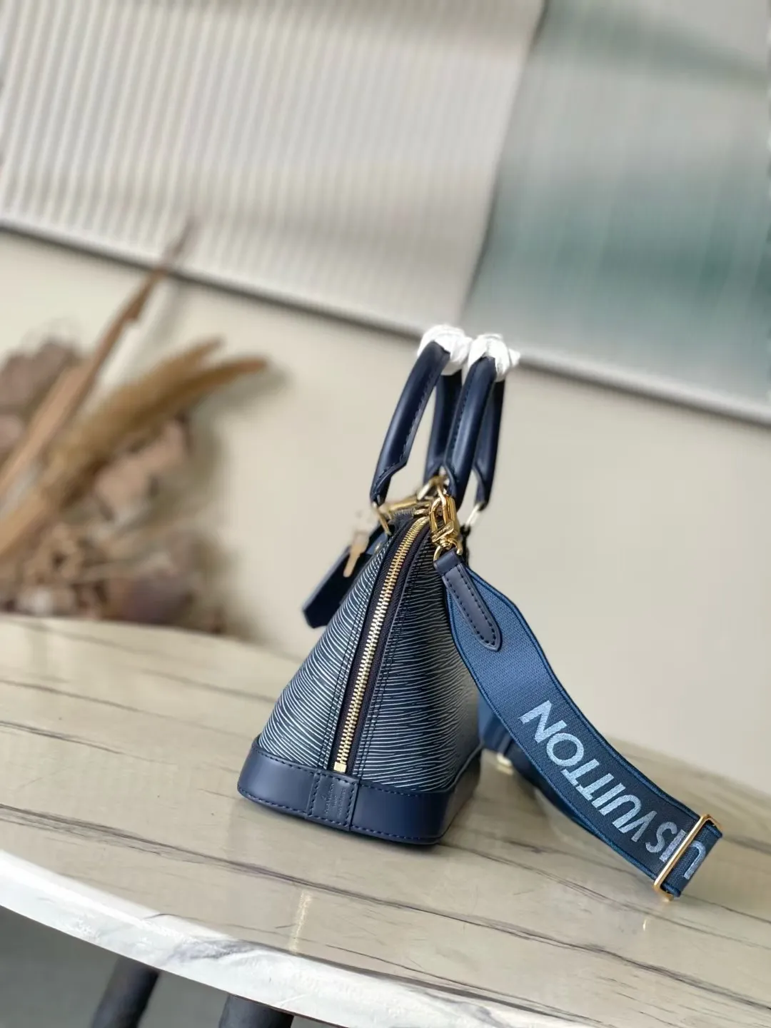 💰1500 Top original order M14853 (40302 blue and white fabric) This Alma BB bag is revisited in the latest denim blue Epi leather version. The textured effect is accompanied by a gold metallic finish, including a feature padlock and a keybell. The interior is enhanced with signature Monogram denim lining and is roomy enough to accommodate all the essentials for daily life. This model has a fabric shoulder strap to keep your hands free. 23.5 x 17.5 x 11.5 cm (LxHxW)