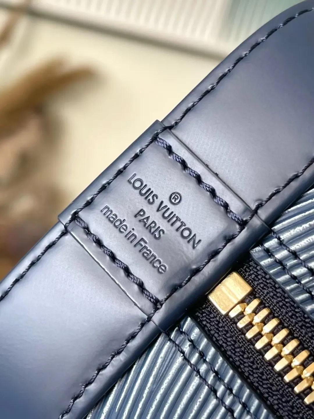 💰1500 Top original order M14853 (40302 blue and white fabric) This Alma BB bag is revisited in the latest denim blue Epi leather version. The textured effect is accompanied by a gold metallic finish, including a feature padlock and a keybell. The interior is enhanced with signature Monogram denim lining and is roomy enough to accommodate all the essentials for daily life. This model has a fabric shoulder strap to keep your hands free. 23.5 x 17.5 x 11.5 cm (LxHxW)