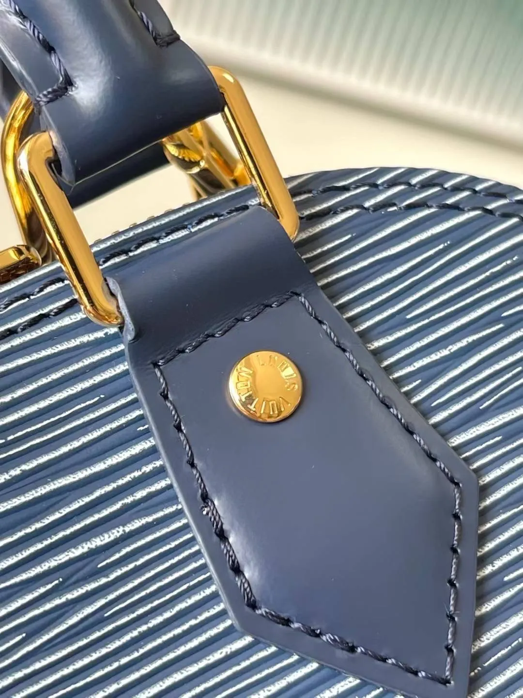 💰1500 Top original order M14853 (40302 blue and white fabric) This Alma BB bag is revisited in the latest denim blue Epi leather version. The textured effect is accompanied by a gold metallic finish, including a feature padlock and a keybell. The interior is enhanced with signature Monogram denim lining and is roomy enough to accommodate all the essentials for daily life. This model has a fabric shoulder strap to keep your hands free. 23.5 x 17.5 x 11.5 cm (LxHxW)