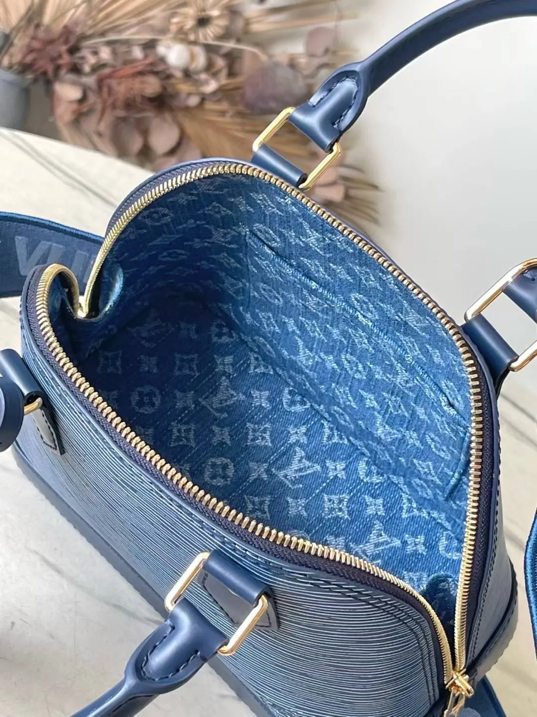 💰1500 Top original order M14853 (40302 blue and white fabric) This Alma BB bag is revisited in the latest denim blue Epi leather version. The textured effect is accompanied by a gold metallic finish, including a feature padlock and a keybell. The interior is enhanced with signature Monogram denim lining and is roomy enough to accommodate all the essentials for daily life. This model has a fabric shoulder strap to keep your hands free. 23.5 x 17.5 x 11.5 cm (LxHxW)