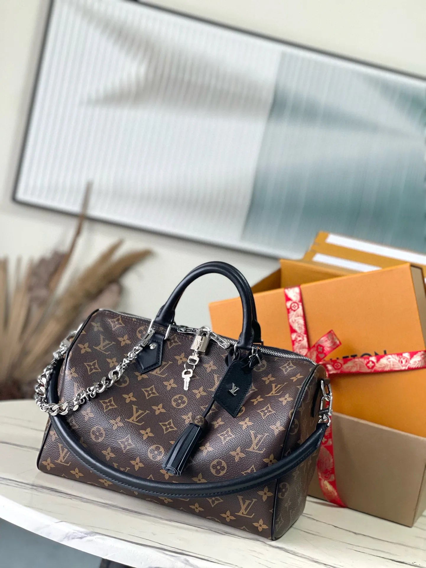 💰1100 Top-quality original M12243 presbyopic black leather Speedy Soft 30 Dark handbag becomes a good travel companion with its eye-catching style. The Monogram coated canvas bag is trimmed with leather and has a Gothic-style chain. Its generous structure has a zipped pocket inside to keep your passport and other important items safe. The nameplate and tassels add to the intricate details, and the Toron handle adds a fresh touch. 21 x 17 x 30 cm (height x width x length)