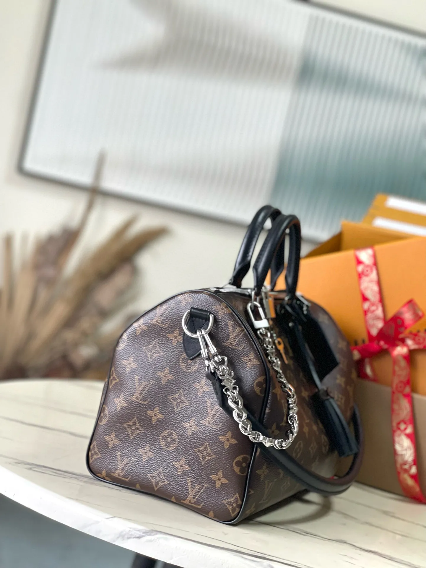 💰1100 Top-quality original M12243 presbyopic black leather Speedy Soft 30 Dark handbag becomes a good travel companion with its eye-catching style. The Monogram coated canvas bag is trimmed with leather and has a Gothic-style chain. Its generous structure has a zipped pocket inside to keep your passport and other important items safe. The nameplate and tassels add to the intricate details, and the Toron handle adds a fresh touch. 21 x 17 x 30 cm (height x width x length)