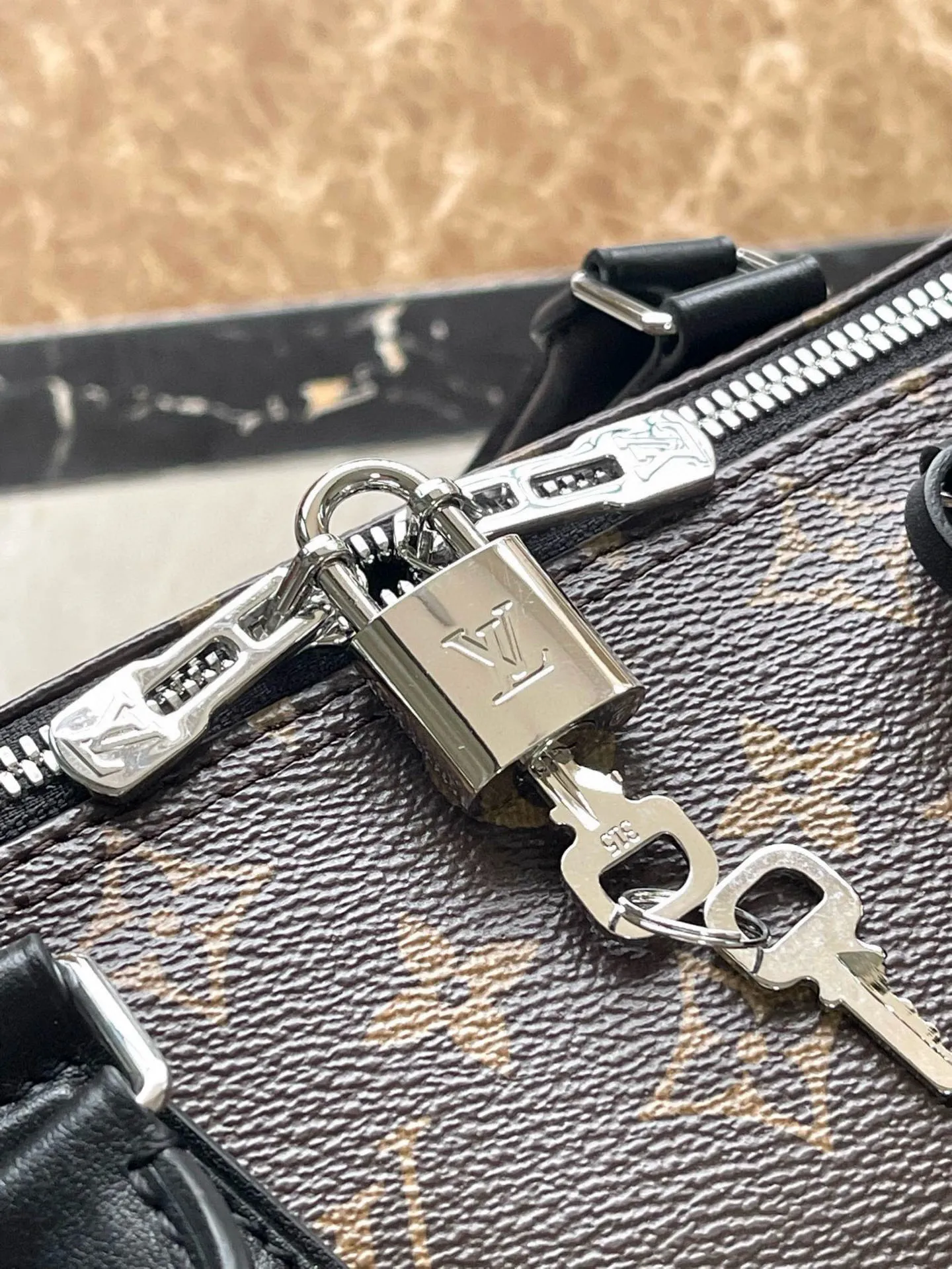 💰1100 Top-quality original M12243 presbyopic black leather Speedy Soft 30 Dark handbag becomes a good travel companion with its eye-catching style. The Monogram coated canvas bag is trimmed with leather and has a Gothic-style chain. Its generous structure has a zipped pocket inside to keep your passport and other important items safe. The nameplate and tassels add to the intricate details, and the Toron handle adds a fresh touch. 21 x 17 x 30 cm (height x width x length)