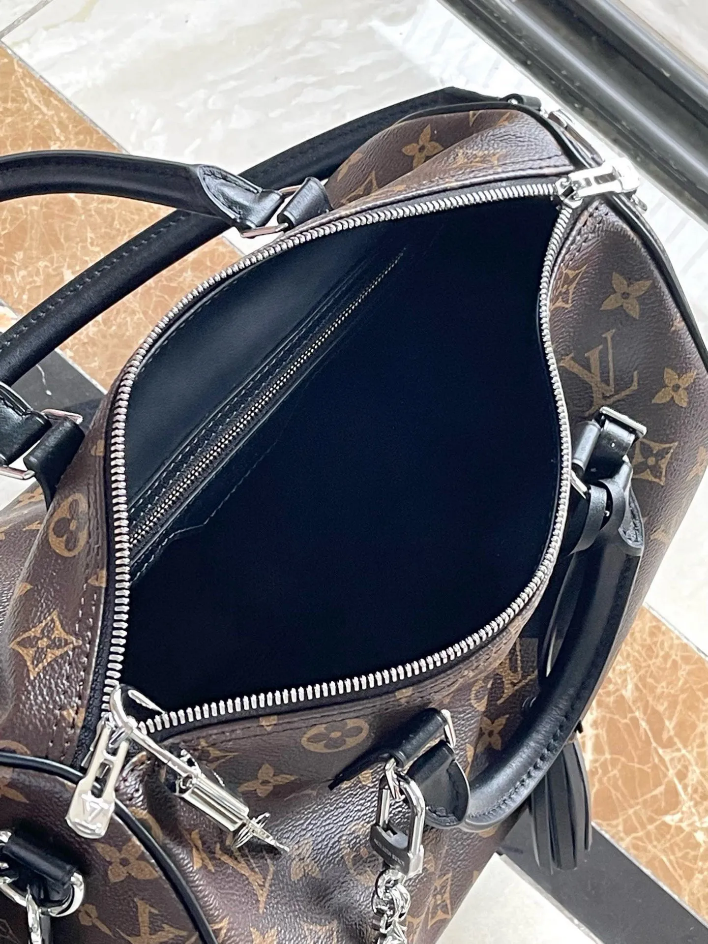 💰1100 Top-quality original M12243 presbyopic black leather Speedy Soft 30 Dark handbag becomes a good travel companion with its eye-catching style. The Monogram coated canvas bag is trimmed with leather and has a Gothic-style chain. Its generous structure has a zipped pocket inside to keep your passport and other important items safe. The nameplate and tassels add to the intricate details, and the Toron handle adds a fresh touch. 21 x 17 x 30 cm (height x width x length)