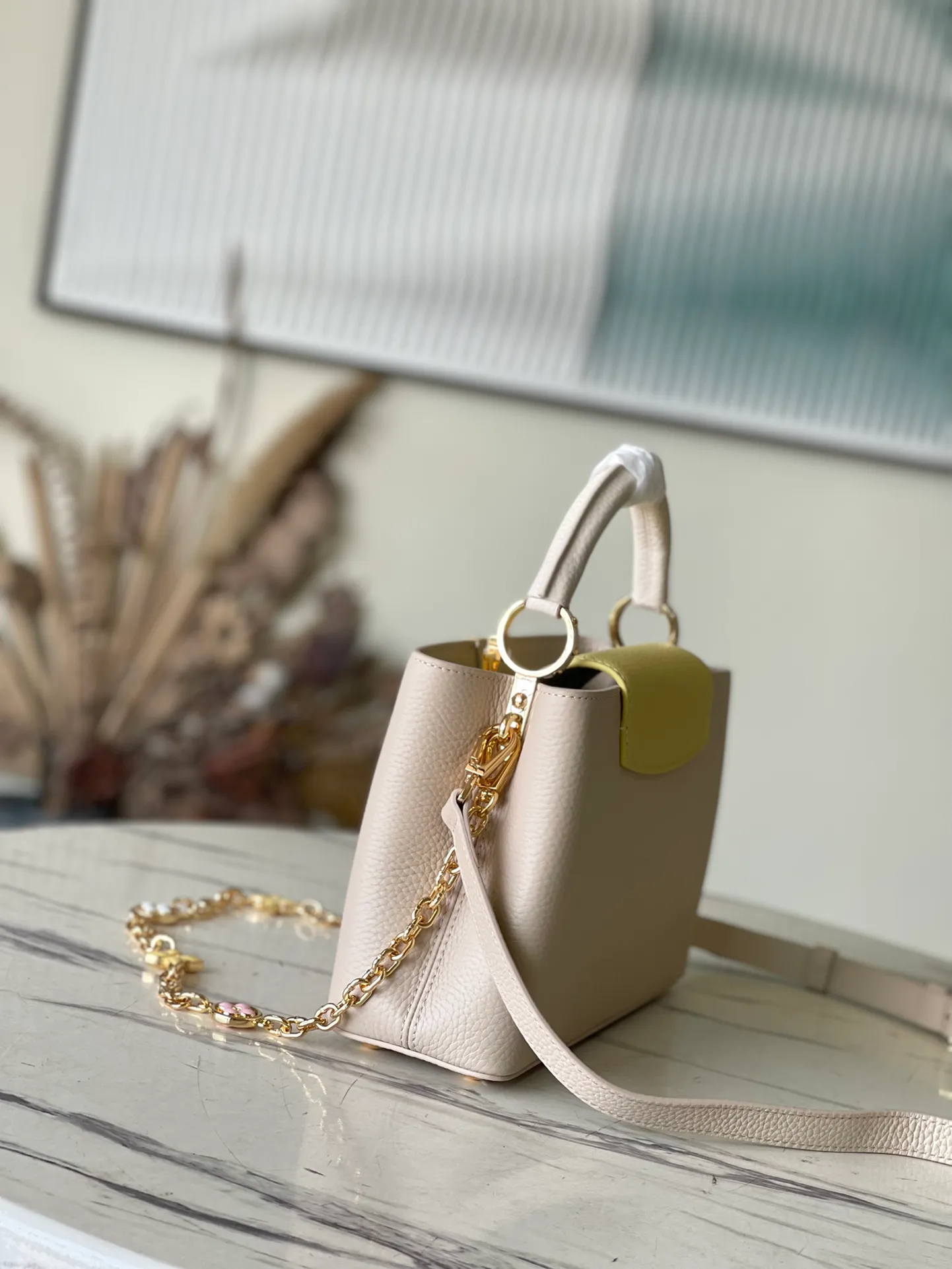 💰2200 (special grade original leather) M20845 yellow color block enamel flower chain. This Capucines handbag is made of Taurillon leather. It vaguely reflects the changes in shades of the same color, making the classic configuration more eye-catching. It is paired with an enamel Monogram flower chain. It can be carried by hand, on the elbow or with a shoulder strap or as a crossbody. Size: 27*18*9cm