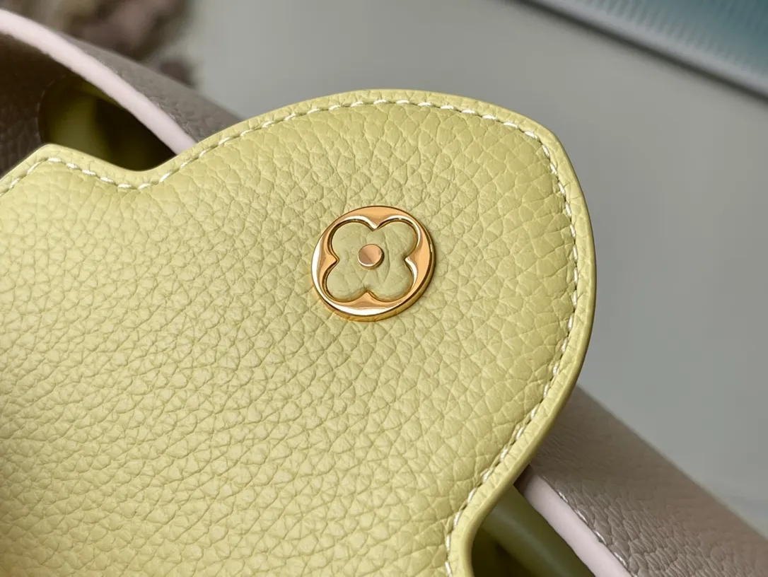 💰2200 (special grade original leather) M20845 yellow color block enamel flower chain. This Capucines handbag is made of Taurillon leather. It vaguely reflects the changes in shades of the same color, making the classic configuration more eye-catching. It is paired with an enamel Monogram flower chain. It can be carried by hand, on the elbow or with a shoulder strap or as a crossbody. Size: 27*18*9cm