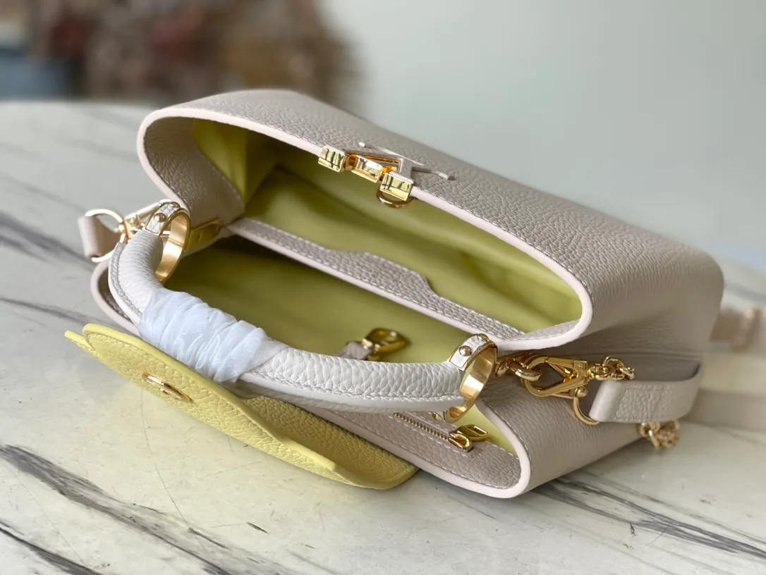 💰2200 (special grade original leather) M20845 yellow color block enamel flower chain. This Capucines handbag is made of Taurillon leather. It vaguely reflects the changes in shades of the same color, making the classic configuration more eye-catching. It is paired with an enamel Monogram flower chain. It can be carried by hand, on the elbow or with a shoulder strap or as a crossbody. Size: 27*18*9cm