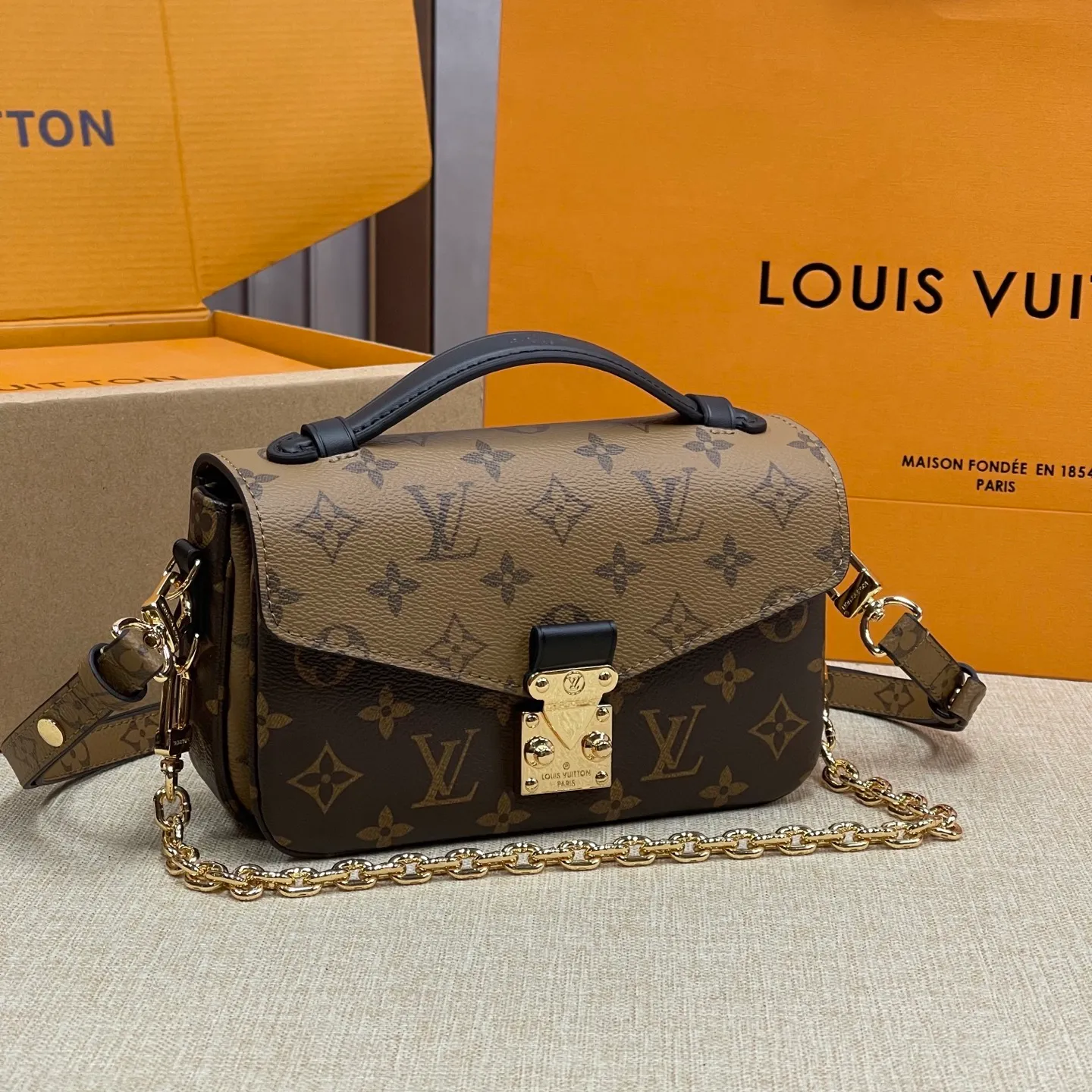 [Upgraded version] P520💰Upgraded version of LV Postman small chain bag🌷With complete packaging M46279 Hot new postman style just released (Postman is a classic LV model, it is really popular with everyone. It has the feeling of a Korean drama heroine on the back in winter, but the large size is really not very friendly to small girls, so the mini version is here!!! Size: 21.5*13.5*6cm size