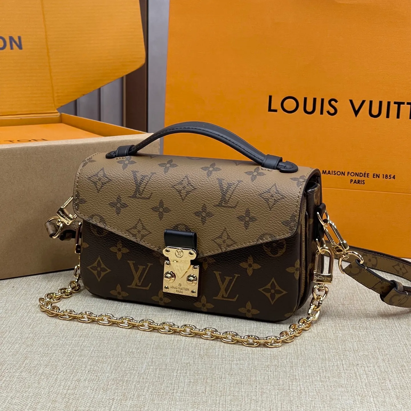 [Upgraded version] P520💰Upgraded version of LV Postman small chain bag🌷With complete packaging M46279 Hot new postman style just released (Postman is a classic LV model, it is really popular with everyone. It has the feeling of a Korean drama heroine on the back in winter, but the large size is really not very friendly to small girls, so the mini version is here!!! Size: 21.5*13.5*6cm size