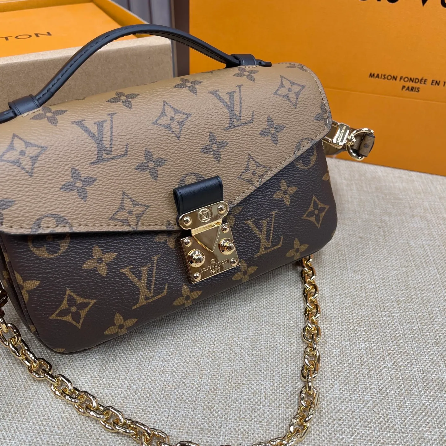 [Upgraded version] P520💰Upgraded version of LV Postman small chain bag🌷With complete packaging M46279 Hot new postman style just released (Postman is a classic LV model, it is really popular with everyone. It has the feeling of a Korean drama heroine on the back in winter, but the large size is really not very friendly to small girls, so the mini version is here!!! Size: 21.5*13.5*6cm size