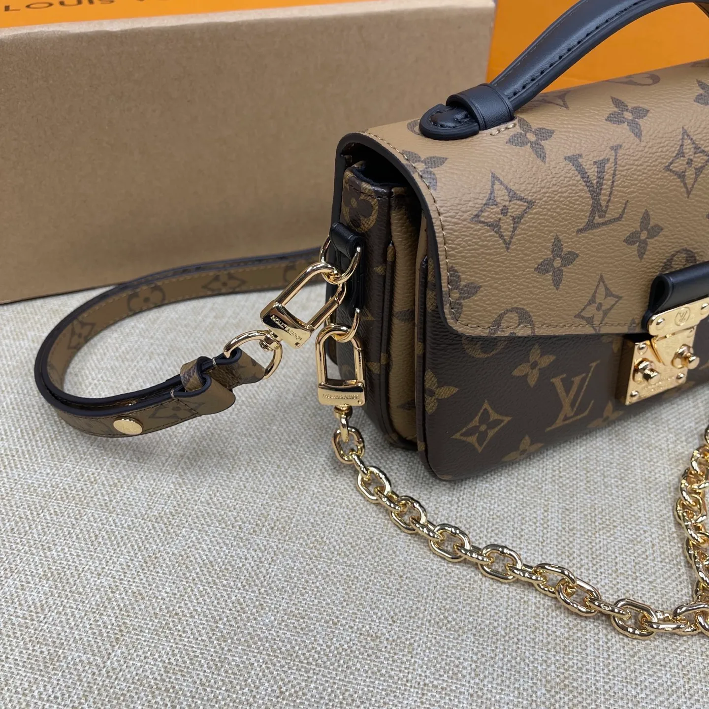 [Upgraded version] P520💰Upgraded version of LV Postman small chain bag🌷With complete packaging M46279 Hot new postman style just released (Postman is a classic LV model, it is really popular with everyone. It has the feeling of a Korean drama heroine on the back in winter, but the large size is really not very friendly to small girls, so the mini version is here!!! Size: 21.5*13.5*6cm size
