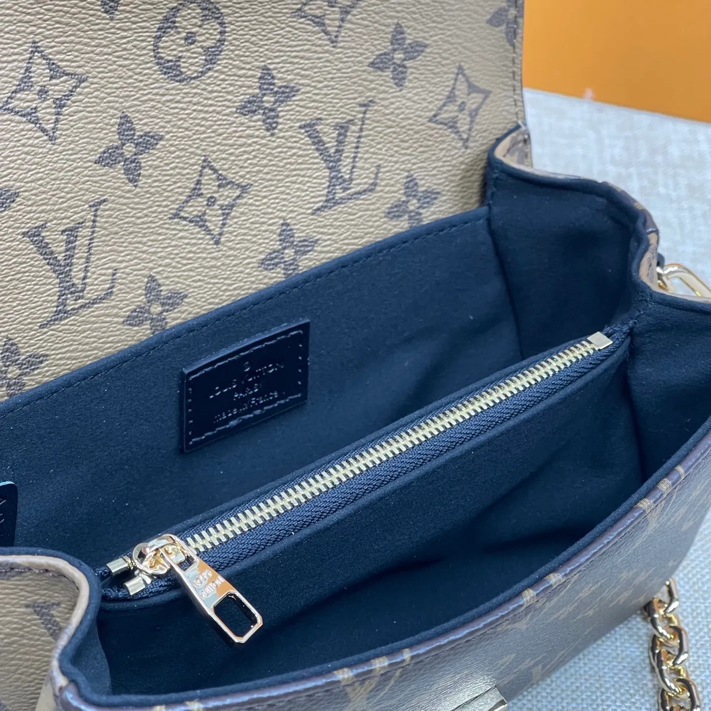 [Upgraded version] P520💰Upgraded version of LV Postman small chain bag🌷With complete packaging M46279 Hot new postman style just released (Postman is a classic LV model, it is really popular with everyone. It has the feeling of a Korean drama heroine on the back in winter, but the large size is really not very friendly to small girls, so the mini version is here!!! Size: 21.5*13.5*6cm size