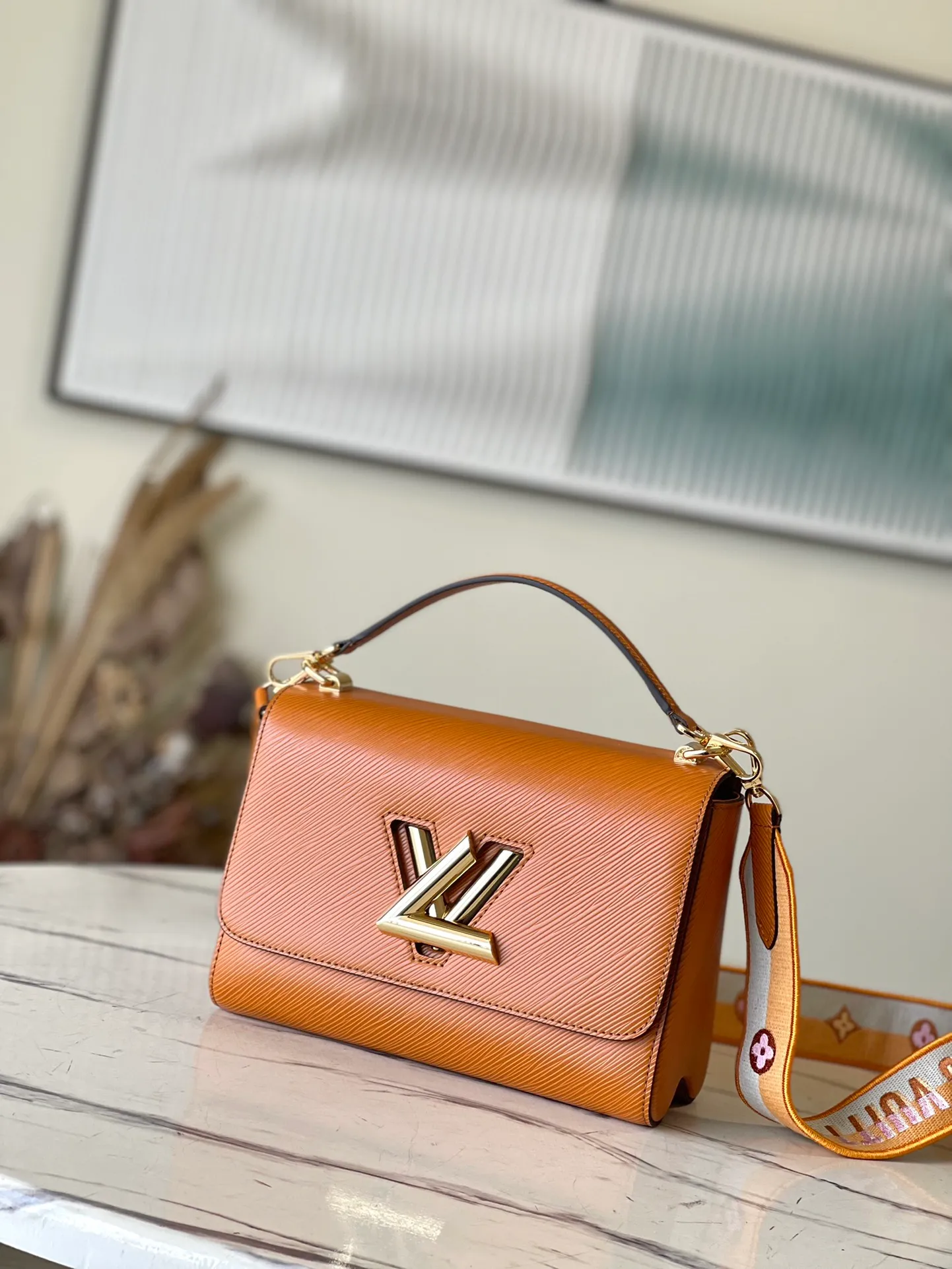 💰1160 (first-grain leather) top original order M21555 caramel color This medium-sized Twist handbag has a new look with a detachable wide jacquard shoulder strap: embroidered logo on one side, blooming Monogram flowers on the other side, with a detachable leather handle, allowing you to switch between handbags, crossbody and elbow. Dimensions: 23 x 17 x 9.5 cm