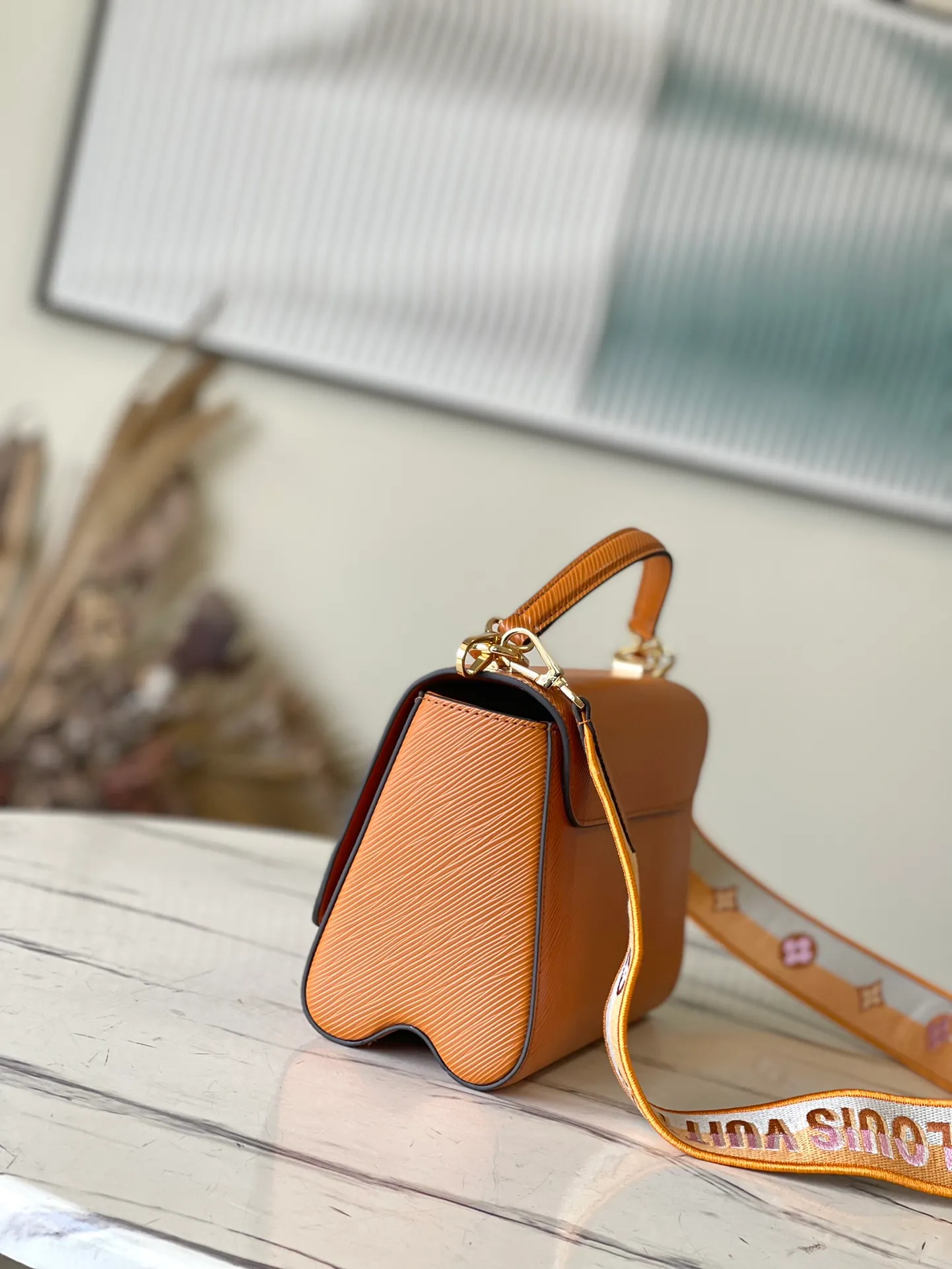 💰1160 (first-grain leather) top original order M21555 caramel color This medium-sized Twist handbag has a new look with a detachable wide jacquard shoulder strap: embroidered logo on one side, blooming Monogram flowers on the other side, with a detachable leather handle, allowing you to switch between handbags, crossbody and elbow. Dimensions: 23 x 17 x 9.5 cm
