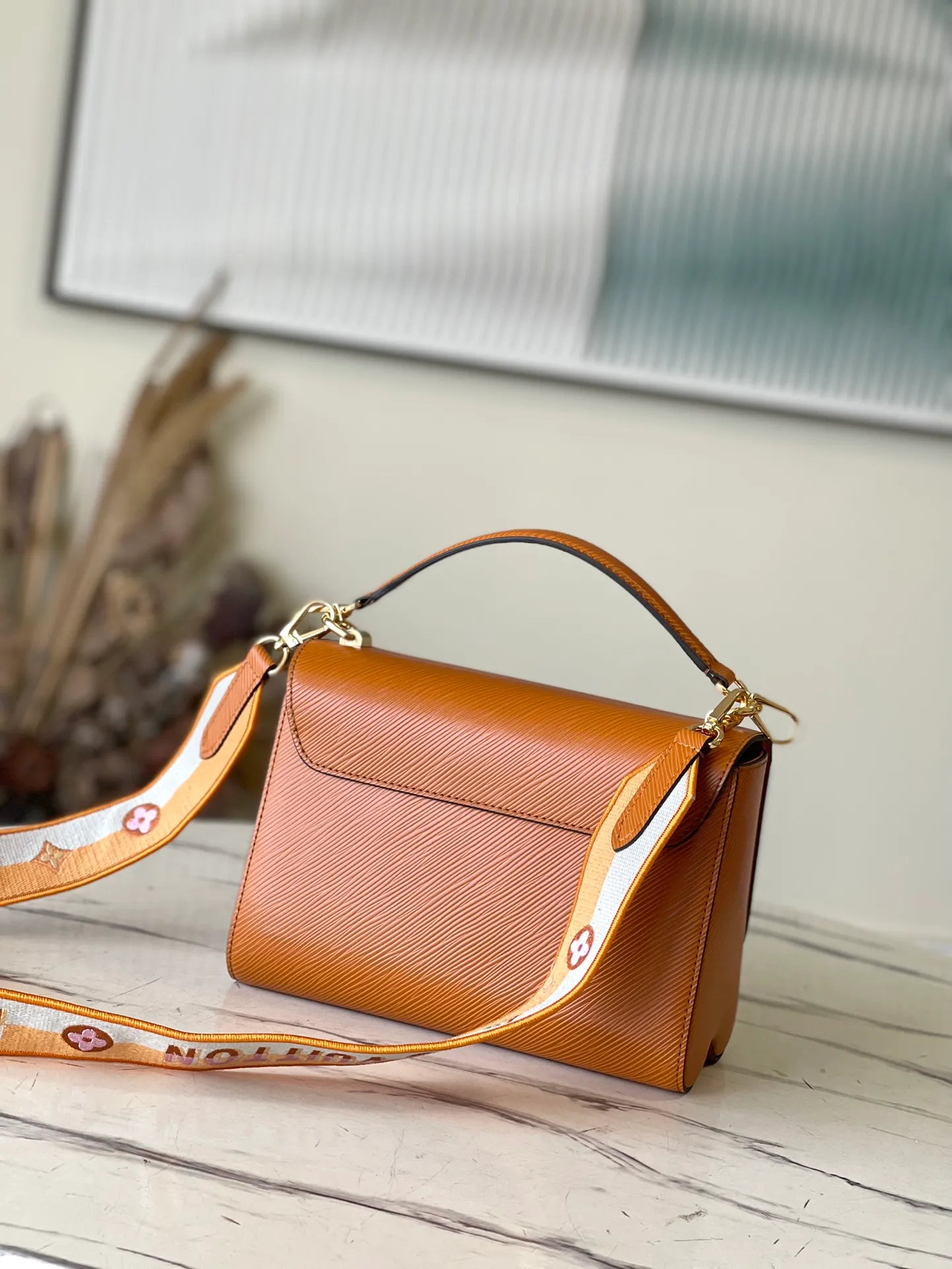💰1160 (first-grain leather) top original order M21555 caramel color This medium-sized Twist handbag has a new look with a detachable wide jacquard shoulder strap: embroidered logo on one side, blooming Monogram flowers on the other side, with a detachable leather handle, allowing you to switch between handbags, crossbody and elbow. Dimensions: 23 x 17 x 9.5 cm