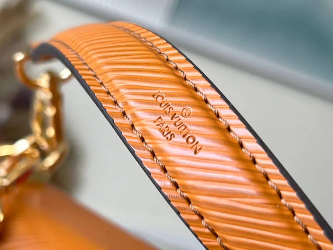 💰1160 (first-grain leather) top original order M21555 caramel color This medium-sized Twist handbag has a new look with a detachable wide jacquard shoulder strap: embroidered logo on one side, blooming Monogram flowers on the other side, with a detachable leather handle, allowing you to switch between handbags, crossbody and elbow. Dimensions: 23 x 17 x 9.5 cm