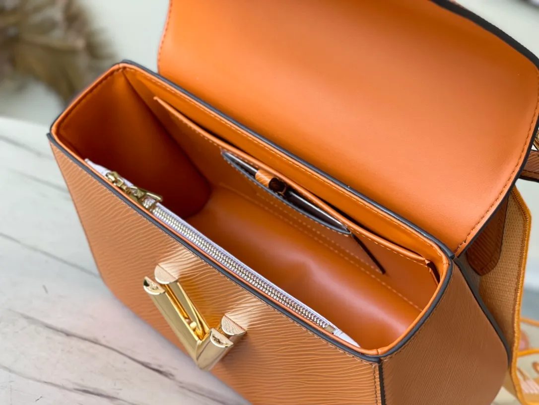 💰1160 (first-grain leather) top original order M21555 caramel color This medium-sized Twist handbag has a new look with a detachable wide jacquard shoulder strap: embroidered logo on one side, blooming Monogram flowers on the other side, with a detachable leather handle, allowing you to switch between handbags, crossbody and elbow. Dimensions: 23 x 17 x 9.5 cm