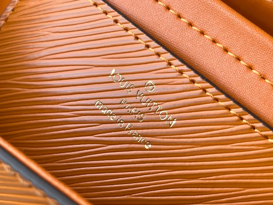 💰1160 (first-grain leather) top original order M21555 caramel color This medium-sized Twist handbag has a new look with a detachable wide jacquard shoulder strap: embroidered logo on one side, blooming Monogram flowers on the other side, with a detachable leather handle, allowing you to switch between handbags, crossbody and elbow. Dimensions: 23 x 17 x 9.5 cm