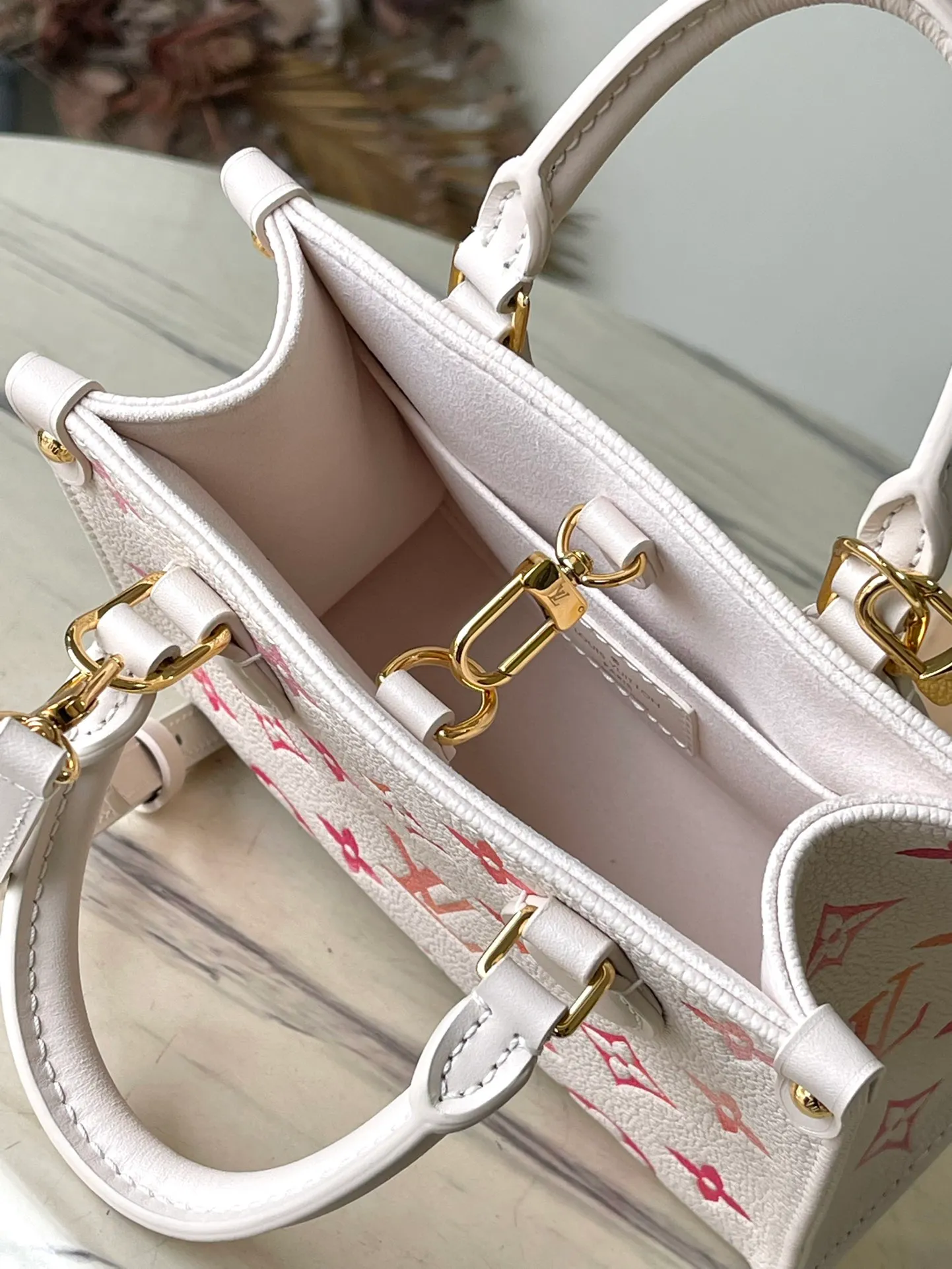 💰940 (top layer leather) top original order M47115. Support counter inspection. The photos taken of duty-free goods are consistent with the product without unpacking. This product is an exclusive duty-free product in the market and is the highest-end product. Inspection is supported. This product has passed strict inspection and is flawless. Please wear gloves when touching the product. This product is not returnable or exchangeable. Please confirm the product first and then remove the label on the handle. This product is temporarily not open to the public, only regular customers, and is in short supply. Dimensions: 18 x 15 x 8.5 cm